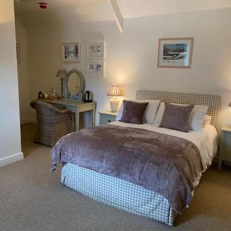 Hotel The Red Lion Cricklade Esterno foto