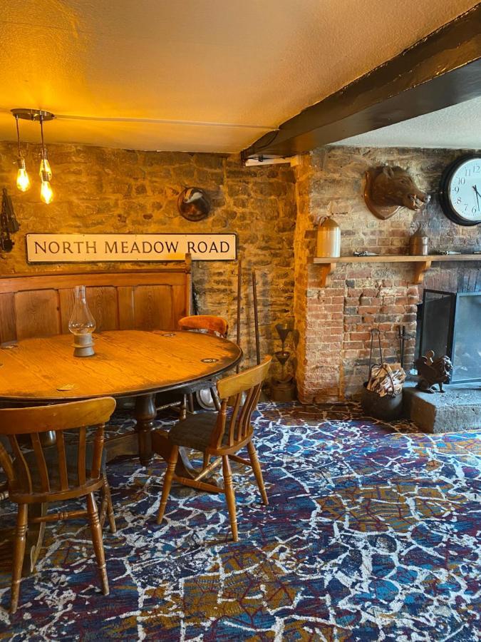 Hotel The Red Lion Cricklade Esterno foto