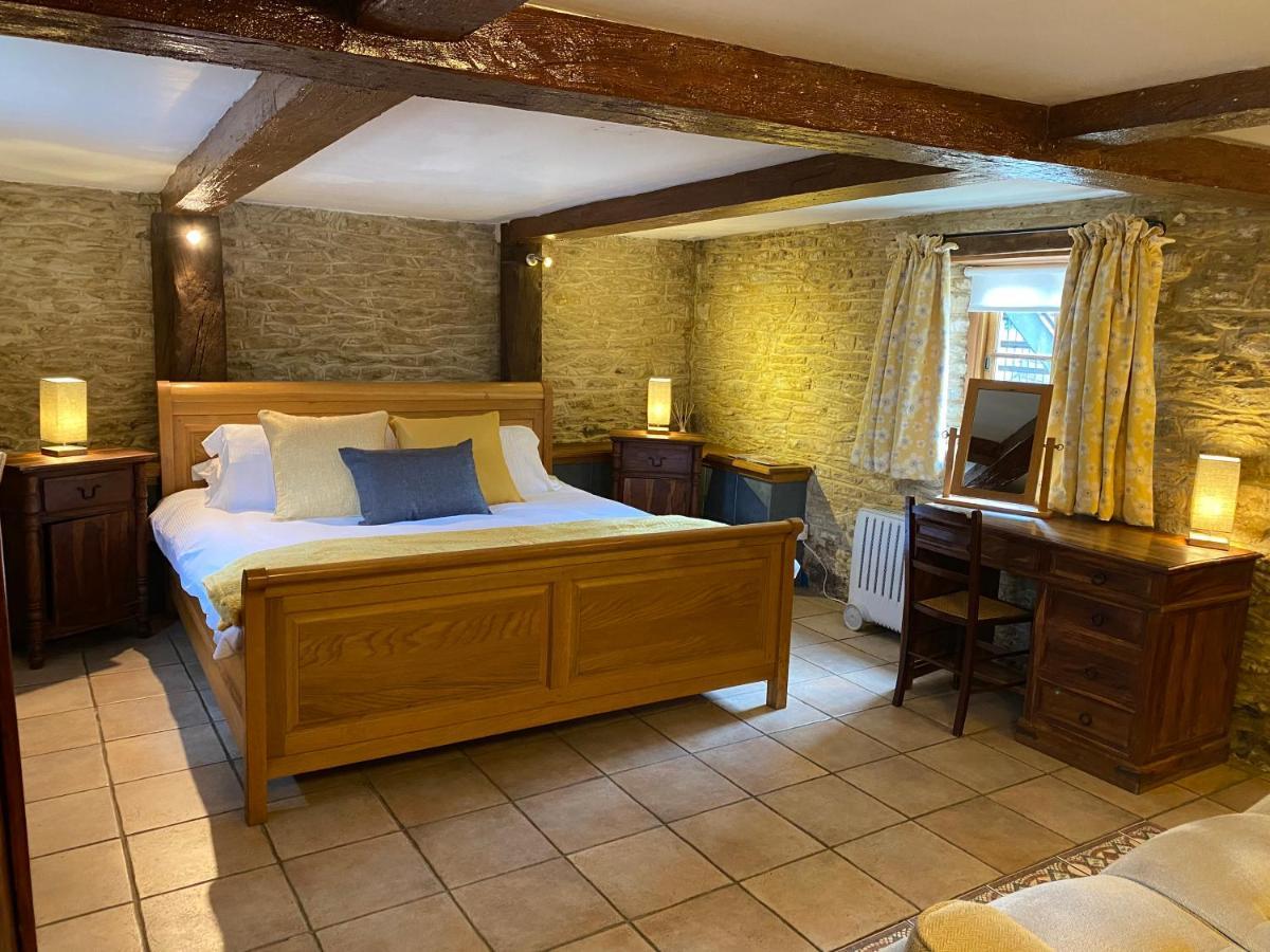 Hotel The Red Lion Cricklade Esterno foto